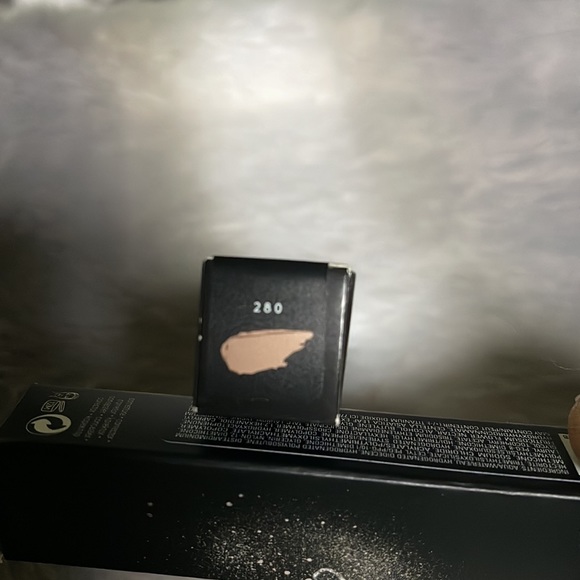 Fenty Beauty Pro Filt’r Instant RetouchConcealer - Picture 2 of 3